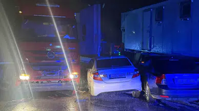 Hatay'da kontrolden çıkan tır 8 araca çarptı : Sürücü yaralandı