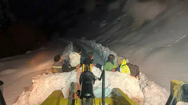 Hakkari'de kar nedeniyle 8 işçi mahsur kaldı: Kurtarma çalışmaları 3 gün sürdü!