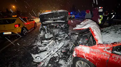 Düzce'de feci kaza! İki araç kafa kafaya çarpıştı, 7 kişi yaralandı