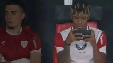 Takımı yenilirken yedek kulübesinde telefonundan oyun oynadı!