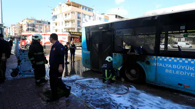 Antalya Kepez'de seyir halindeki halk otobüsü yandı