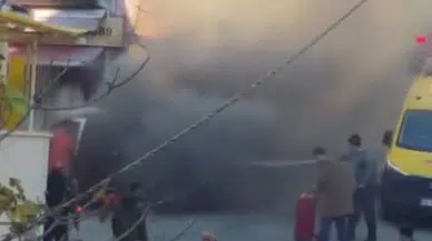 Beyoğlu'nda alev alev yanan araç küle döndü: Yangın markete sıçradı