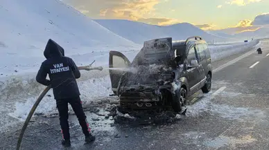 Van'da korkutan araç yangını: Seyir halindeki kamyonet alev alev yandı!