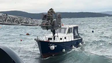 İstanbul'da lodos etkisini sürdürüyor: Sarıyer'de teknede mahsur kaldılar!