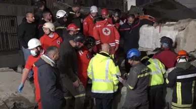 Lübnan'da 5 katlı bir bina aniden çöktü! Çok sayıda kişi enkaz altında