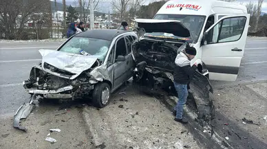 Bolu'da feci kaza! Minibüs ve otomobil çarpıştı: 1 ölü, 9 yaralı