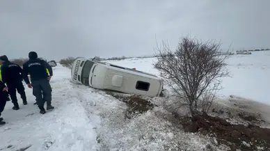 Elazığ'da minibüs şarampole devrildi: 9 kişi yaralandı
