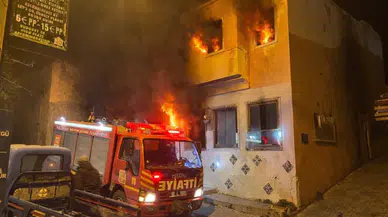 Aydın Kuşadası'nda yangın: Metruk bina alevlere teslim oldu