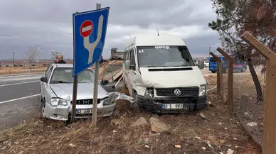 Şanlıurfa Suruç'ta minibüs ve otomobil çarpıştı: 7 yaralı!