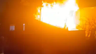 Ümraniye'de bir binanın çatısında yangın çıktı: Binada mahsur kalanlar tahliye edildi!