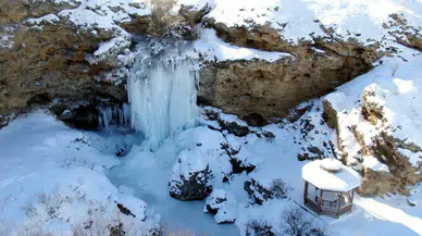 Bayburt'ta dondurucu soğuklar etkili: Sırakayalar Şelalesi buz tuttu