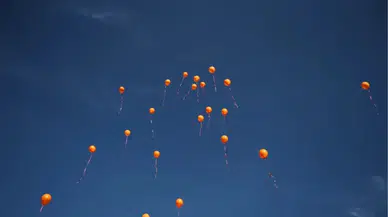 İzmir'de lösemi hastası olan Afra için gökyüzüne balon bırakıldı