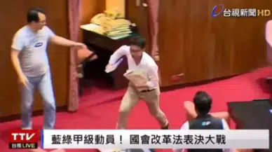 Tayvan'da milletvekili yasa tasarısını kaçırdı!