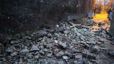 Fatih'te sağanak yağış nedeniyle istinat duvarı çöktü