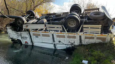 Osmaniye'de turp yüklü kamyon dereye devrildi: Sürücü araçta sıkıştı!