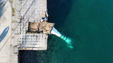 İstanbul'da saatte 80 km hızla esen fırtına deniz fenerini yıktı