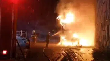 Kastamonu'da kereste yüklü kamyon alev alev yandı: Araç küle döndü