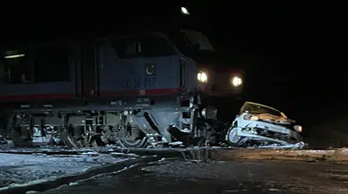 Sarıkamış’ta korkutan kaza! Kontrolsüz geçitte yük treni otomobile çarptı