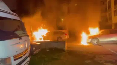 Kocaeli Darıca'da park halindeki otomobil alev alev yandı: 2 araç zarar gördü