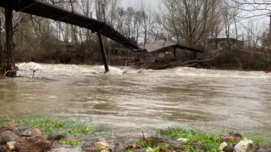 Çanakkale Ayvacık'ta şiddetli yağış sonucu çay ve dere taştı
