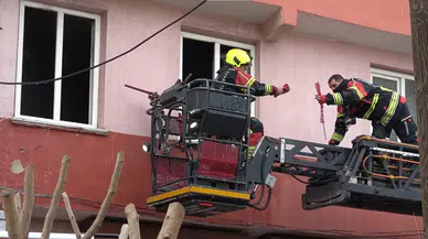 Ocakta unutulan yemek evi yaktı: İtfaiye erlerinin bayrak duyarlılığı takdir topladı