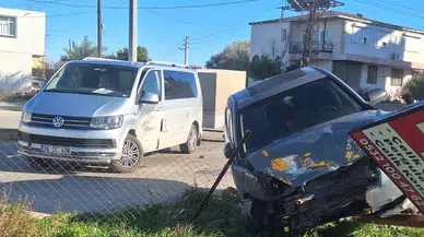 Antalya'da otomobil minibüse çarptı, 1 kişi yaralandı