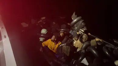 İzmir açıklarında 7'si çocuk 74 düzensiz göçmen yakalandı