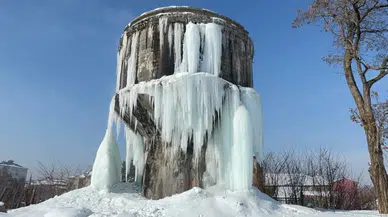 Ağrı'da dondurucu soğuklar: Evlerin çatılarında buz sarkıtları oluştu