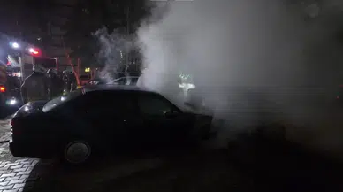 Kadıköy'de apartman otoparkında yangın çıktı: Mercedes otomobil küle döndü