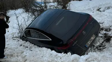 Kartalkaya yolunda kar engeli: Lüks otomobil yoldan çıkarak kara saplandı
