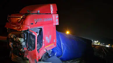 Anadolu Otoyolu'nda lastiği patlayan tır yoldan çıktı
