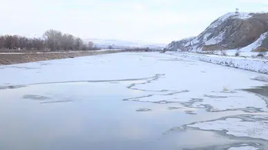 Türkiye'nin en uzun nehri Kızılırmak buz tuttu