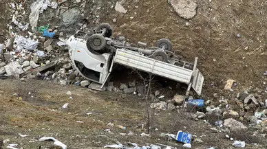 Karabük'te kamyonet şarampole yuvarlandı: 2 kişi yaralandı