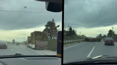 Seyir halindeki tırdan saman balyaları döküldü, sürücüler zor anlar yaşadı