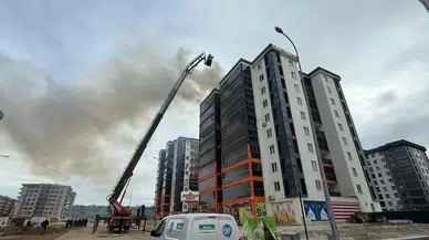 Çanakkale'de binanın çatısı yandı