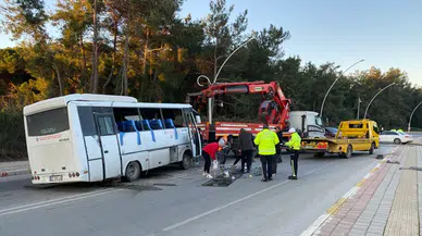Antalya'da yolcu midibüsü ve otomobil çarpıştı: 3 kişi yaralandı