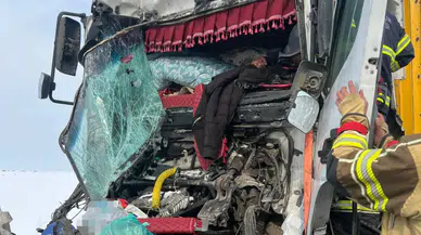 Diyarbakır Kayapınar'da feci kaza: Tır, park halindeki tıra arkadan çarptı!