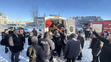 Sivas'ta yangın: 90 yaşındaki adam hastaneye kaldırıldı!