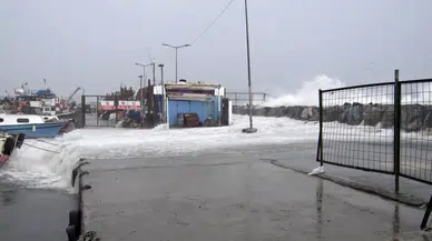 Lodos nedeniyle dalgalar yükseldi, tekneler kırıldı!