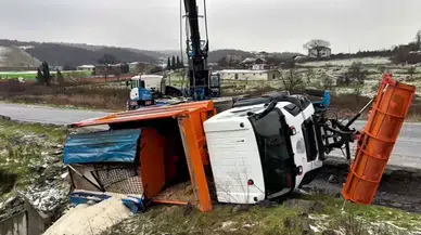 Eyüpsultan'da kar küreme aracı devrildi: 1 kişi yaralandı