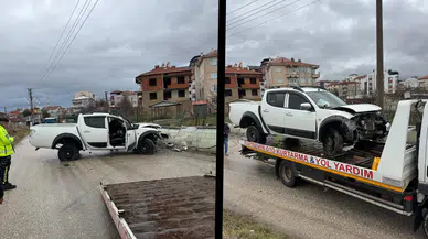 Afyonkarahisar'da kaza : Araç 5 metrelik refüjden aşağı uçtu