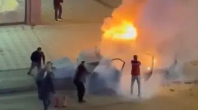 Bursa'da araç yangını: Esnaf yangın tüpleriyle alevlere koştu!