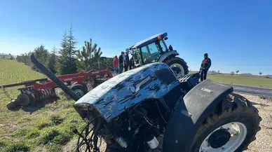 Uşak’ta traktör ile kamyonet çarpıştı: Traktör ikiye ayrıldı, 1 yaralı