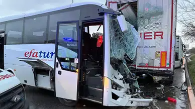 Kurtköy'de midibüs, park halindeki tıra çarptı: Çok sayıda yaralı var