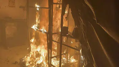 Aksaray'da çorap fabrikası alev alev yandı