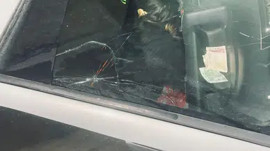 Eskişehir'de buz sarkıtı seyir halindeki aracın üstüne düştü