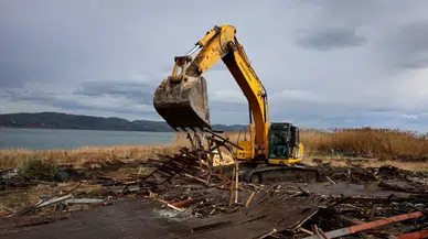 Sapanca Gölü'ndeki 89 kaçak iskele yıkıldı