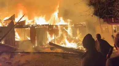 Samsun’da iki ahşap ev alevlere teslim oldu: Evler kullanılamaz hale geldi