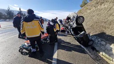 Kastamonu'da buzlanan yolda otomobil takla attı: 4 yaralı!