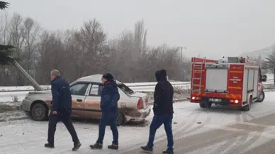 Kütahya'da otomobil karşı şeride geçti: Kazada 3 kişi yaralandı